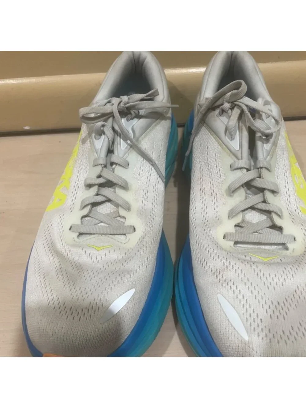 Hoka Bondi 8 running shoe in ice flow/bit of blue